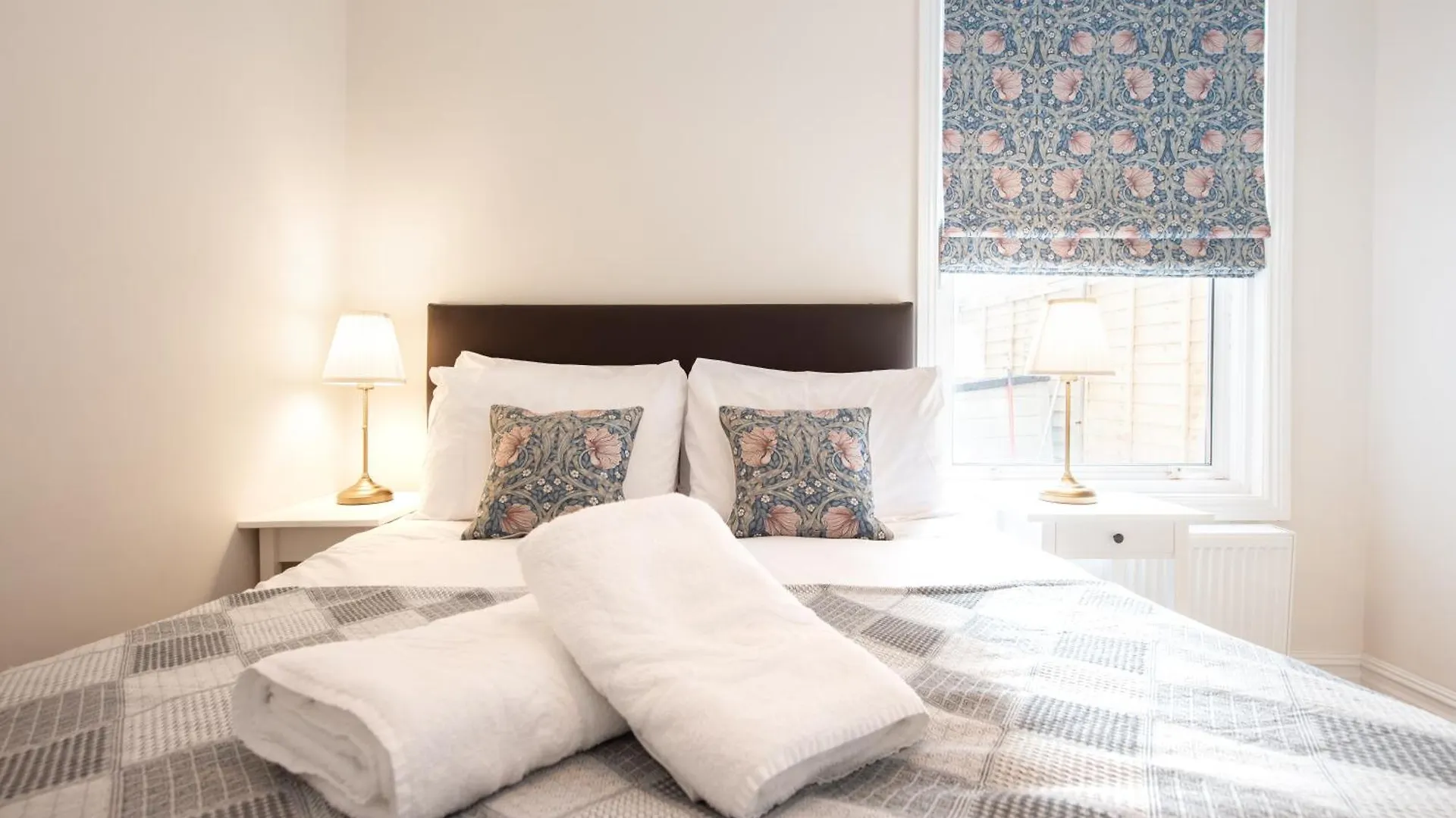 Victorian 2Br Apartment, King Beds, Fast Wifi, Near Shops, Cafes & Transport, E17 London 0*,