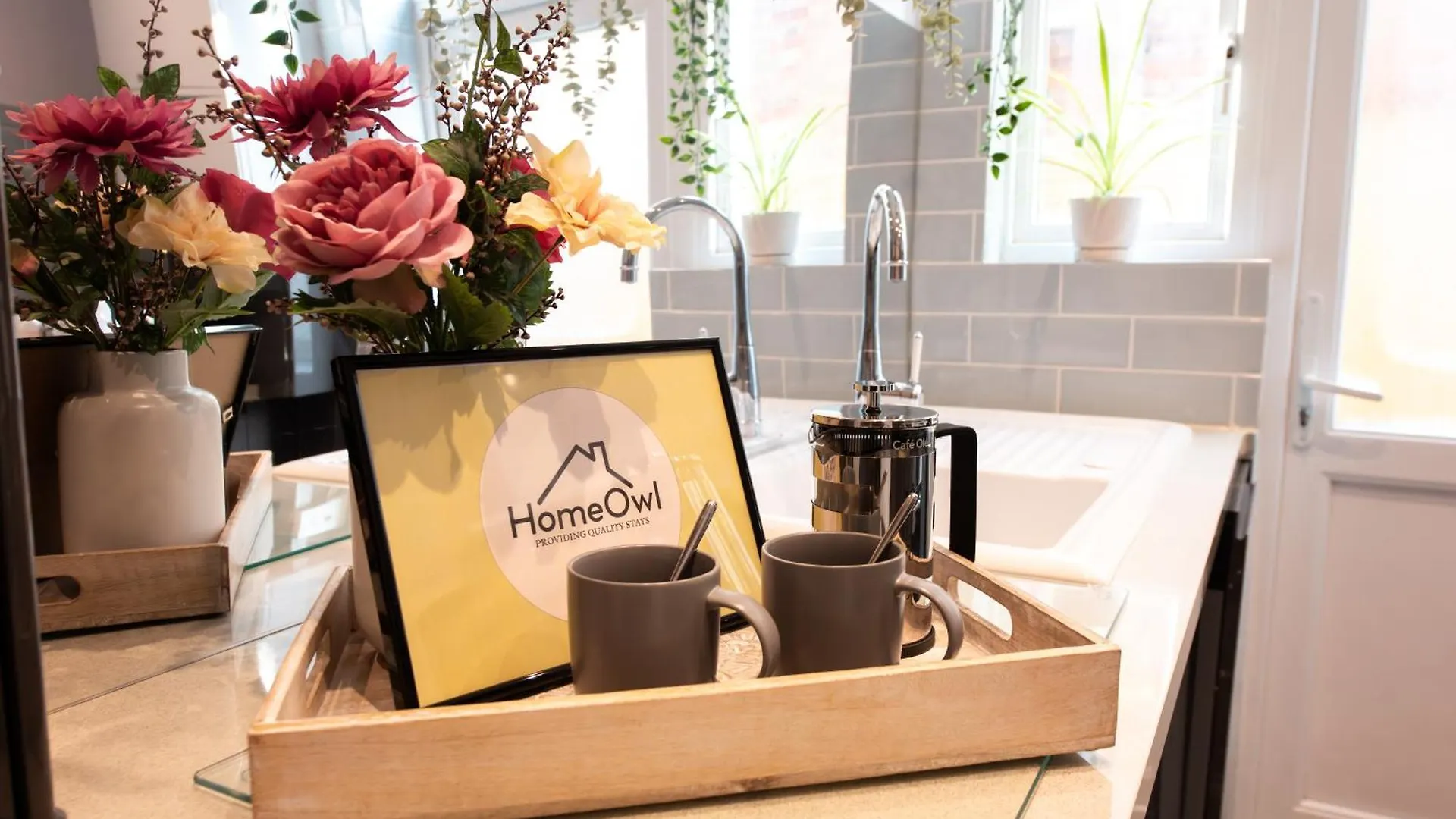 Victorian 2Br Apartment, King Beds, Fast Wifi, Near Shops, Cafes & Transport, E17 London 0*,