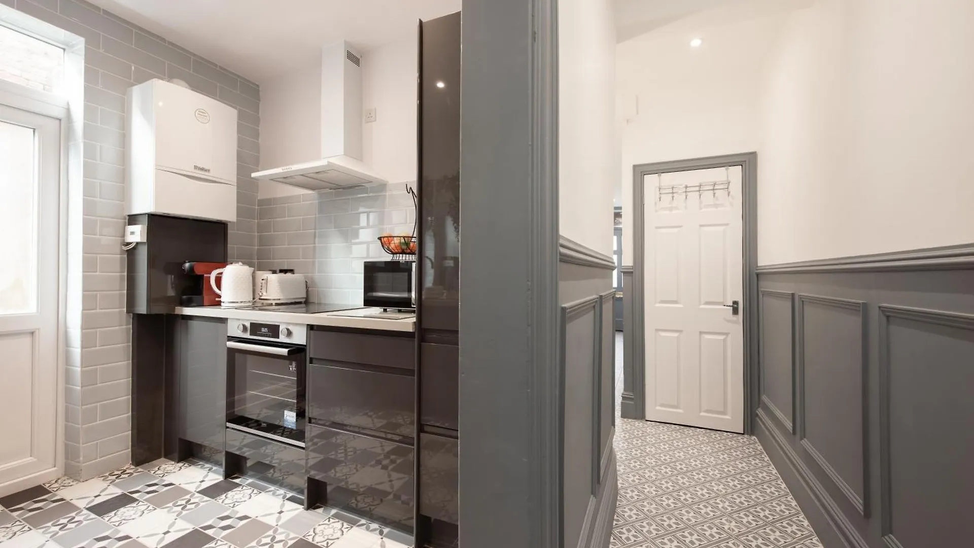 Victorian 2Br Apartment, King Beds, Fast Wifi, Near Shops, Cafes & Transport, E17 London Apartment