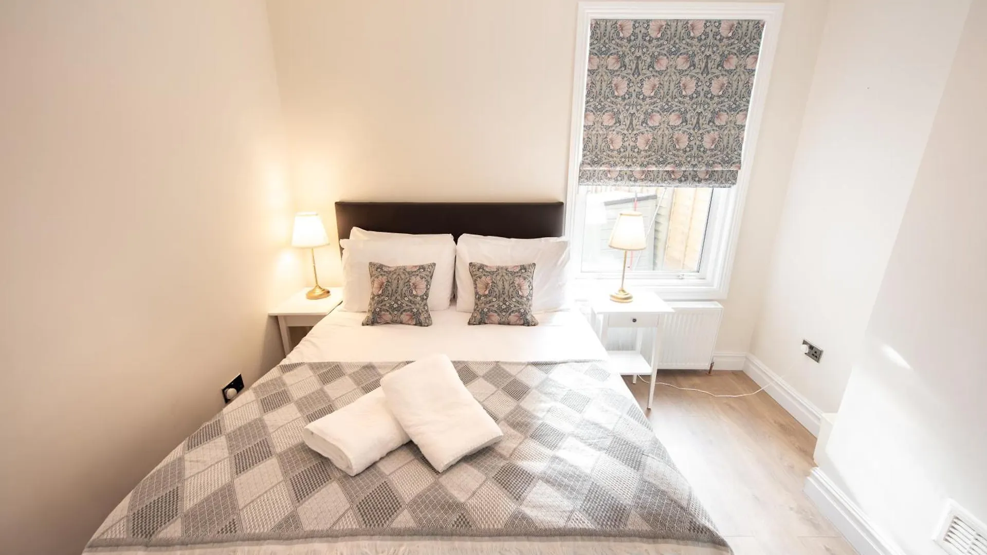Victorian 2Br Apartment, King Beds, Fast Wifi, Near Shops, Cafes & Transport, E17 London