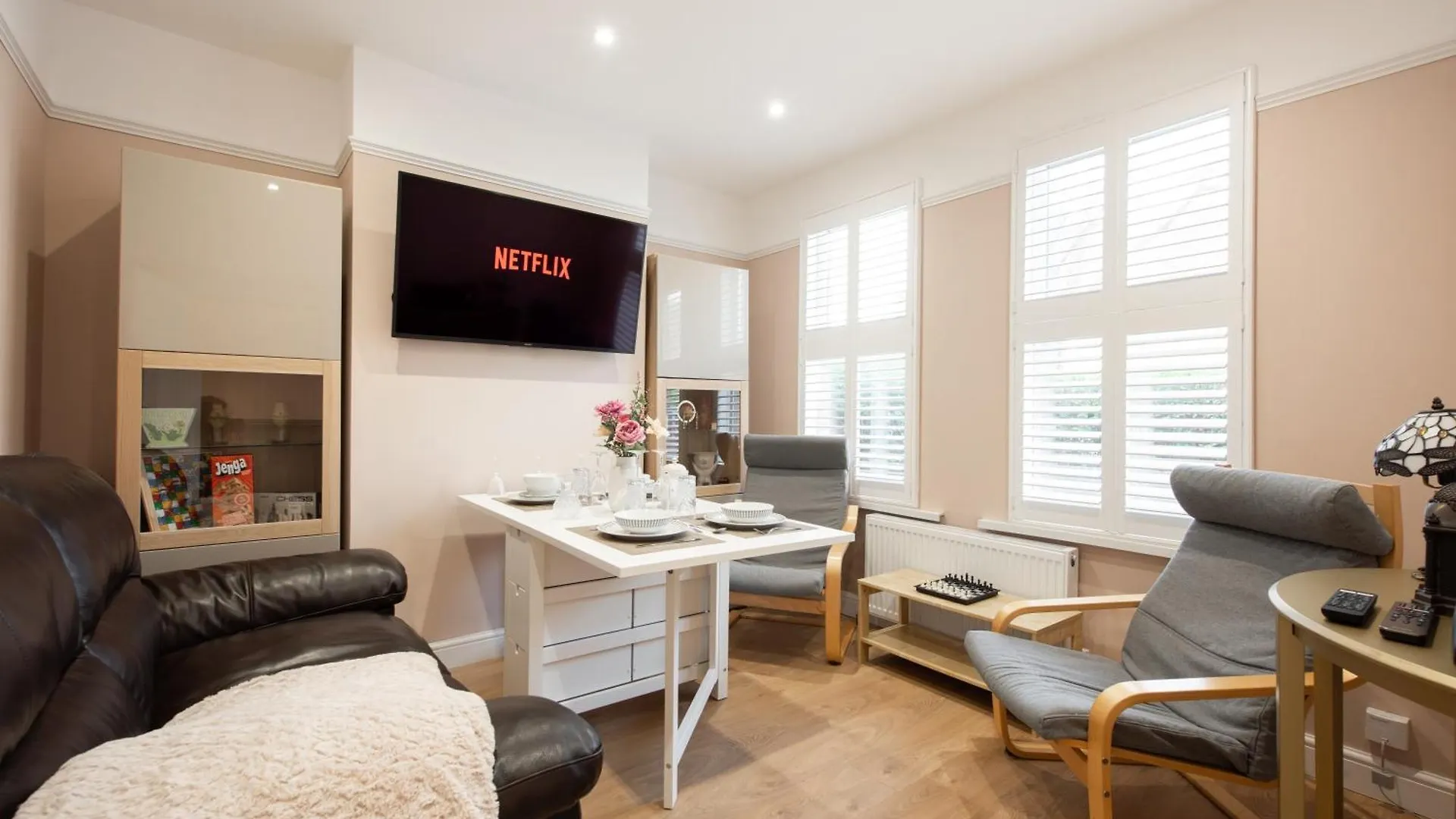 Victorian 2Br Apartment, King Beds, Fast Wifi, Near Shops, Cafes & Transport, E17 London United Kingdom