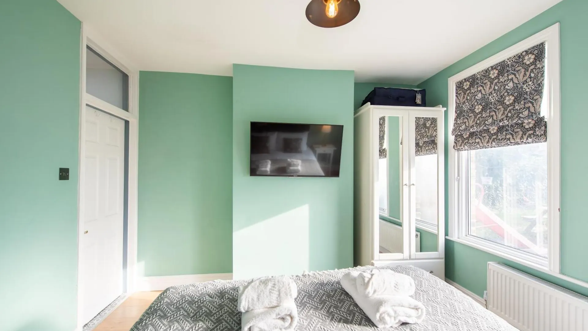 Apartment Victorian 2Br Apartment, King Beds, Fast Wifi, Near Shops, Cafes & Transport, E17 London