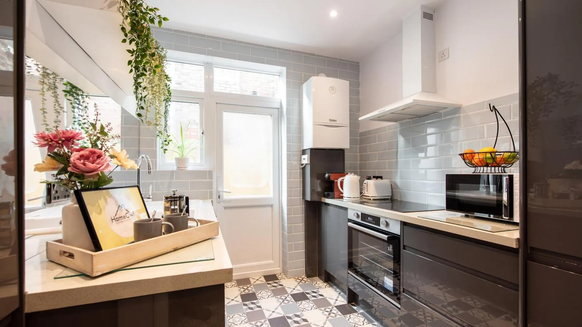 Victorian 2Br Apartment, King Beds, Fast Wifi, Near Shops, Cafes & Transport, E17 London Apartment