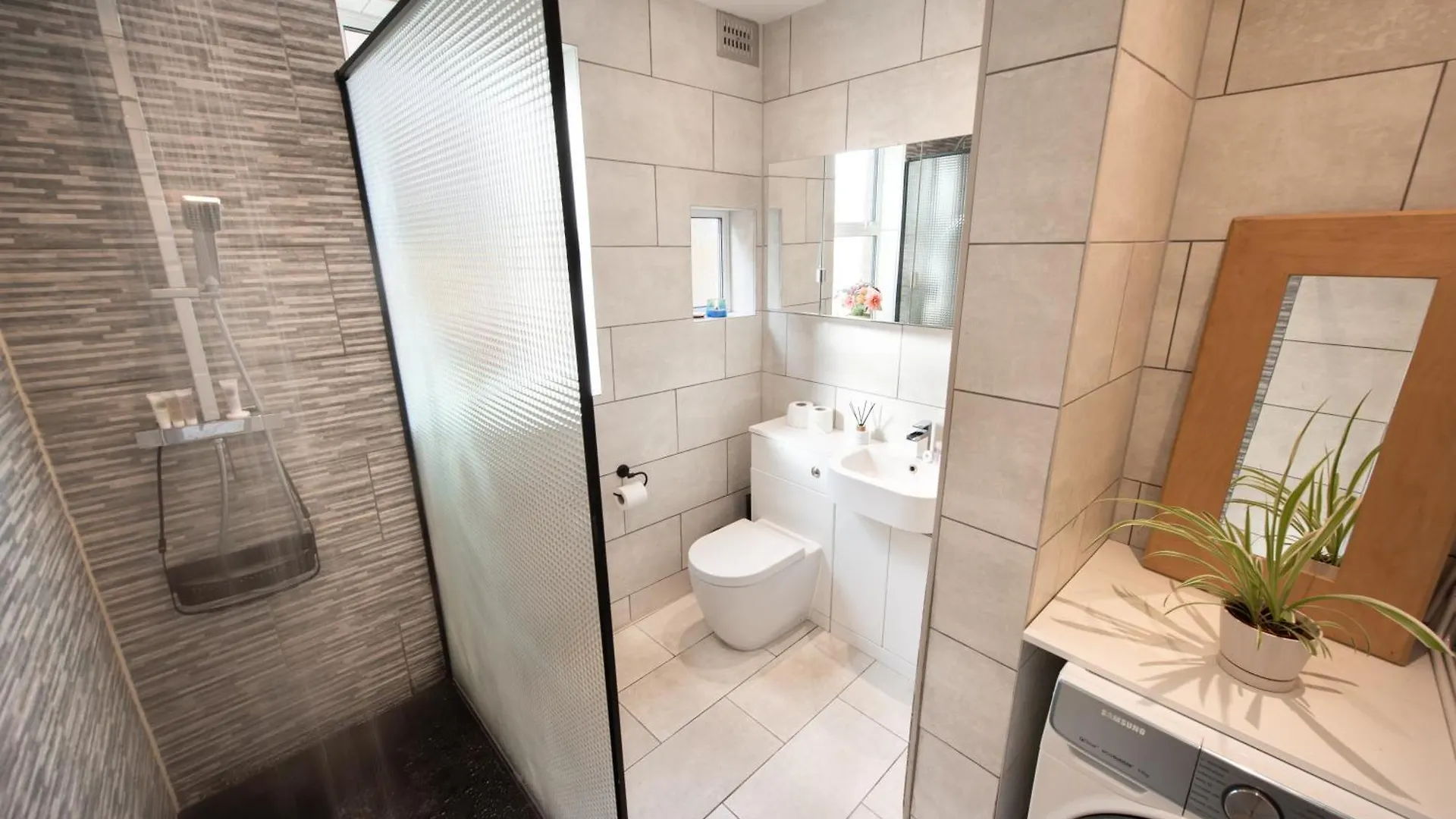 Victorian 2Br Apartment, King Beds, Fast Wifi, Near Shops, Cafes & Transport, E17 London