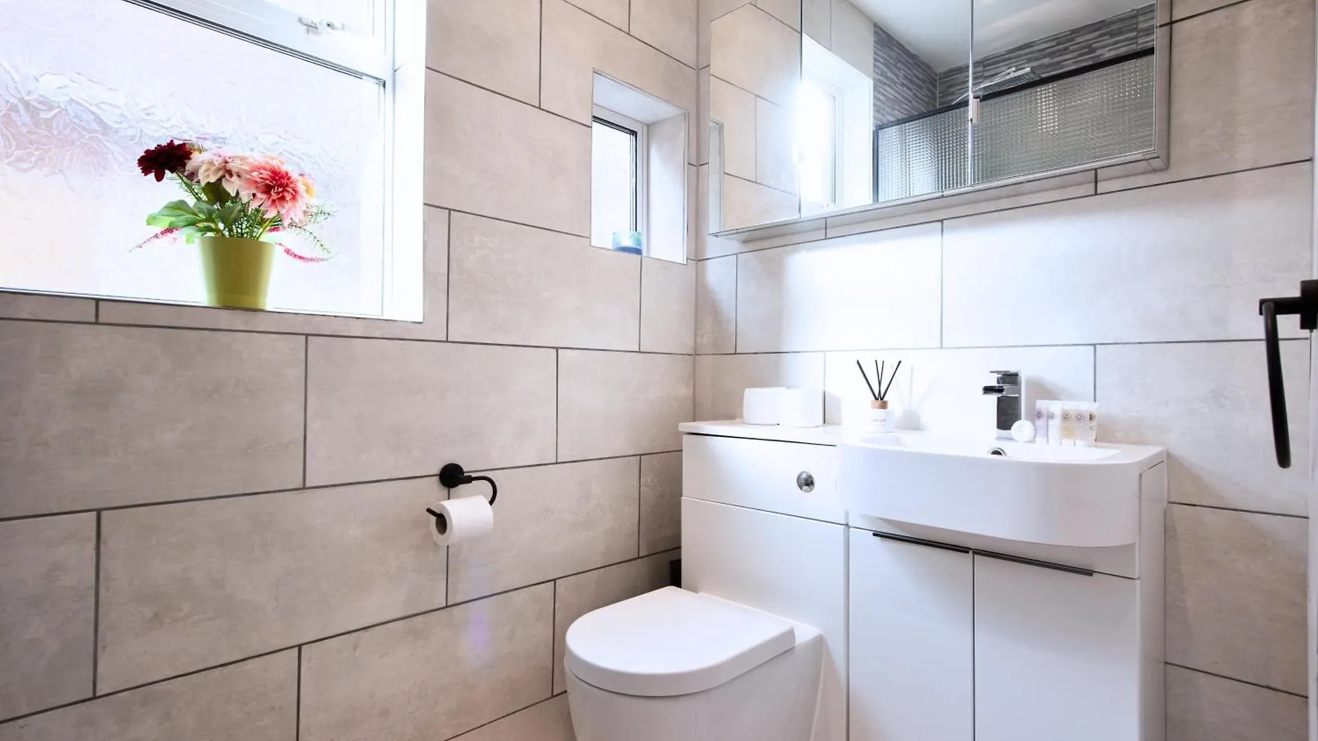 Victorian 2Br Apartment, King Beds, Fast Wifi, Near Shops, Cafes & Transport, E17 London United Kingdom