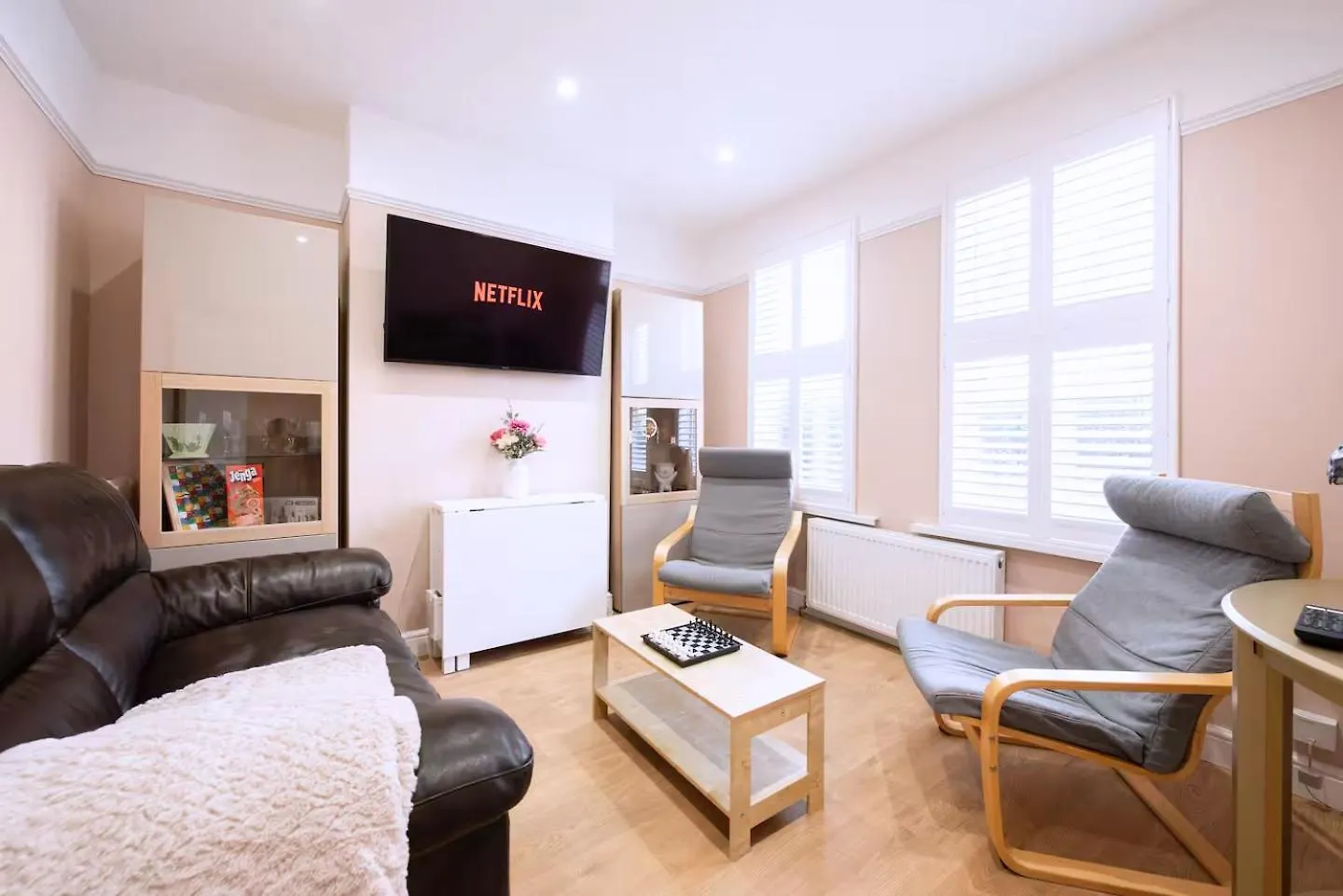 Victorian 2Br Apartment, King Beds, Fast Wifi, Near Shops, Cafes & Transport, E17 London