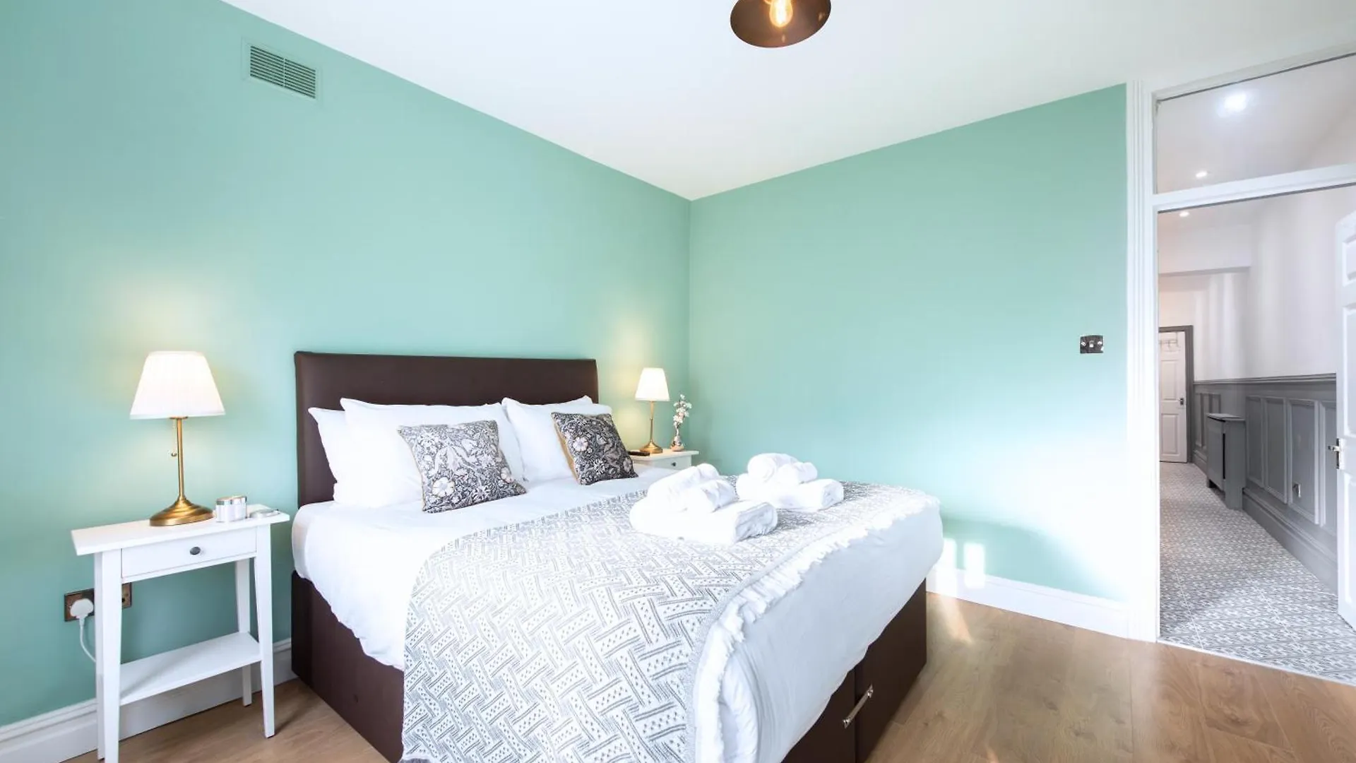 Victorian 2Br Apartment, King Beds, Fast Wifi, Near Shops, Cafes & Transport, E17 London 0*,  United Kingdom