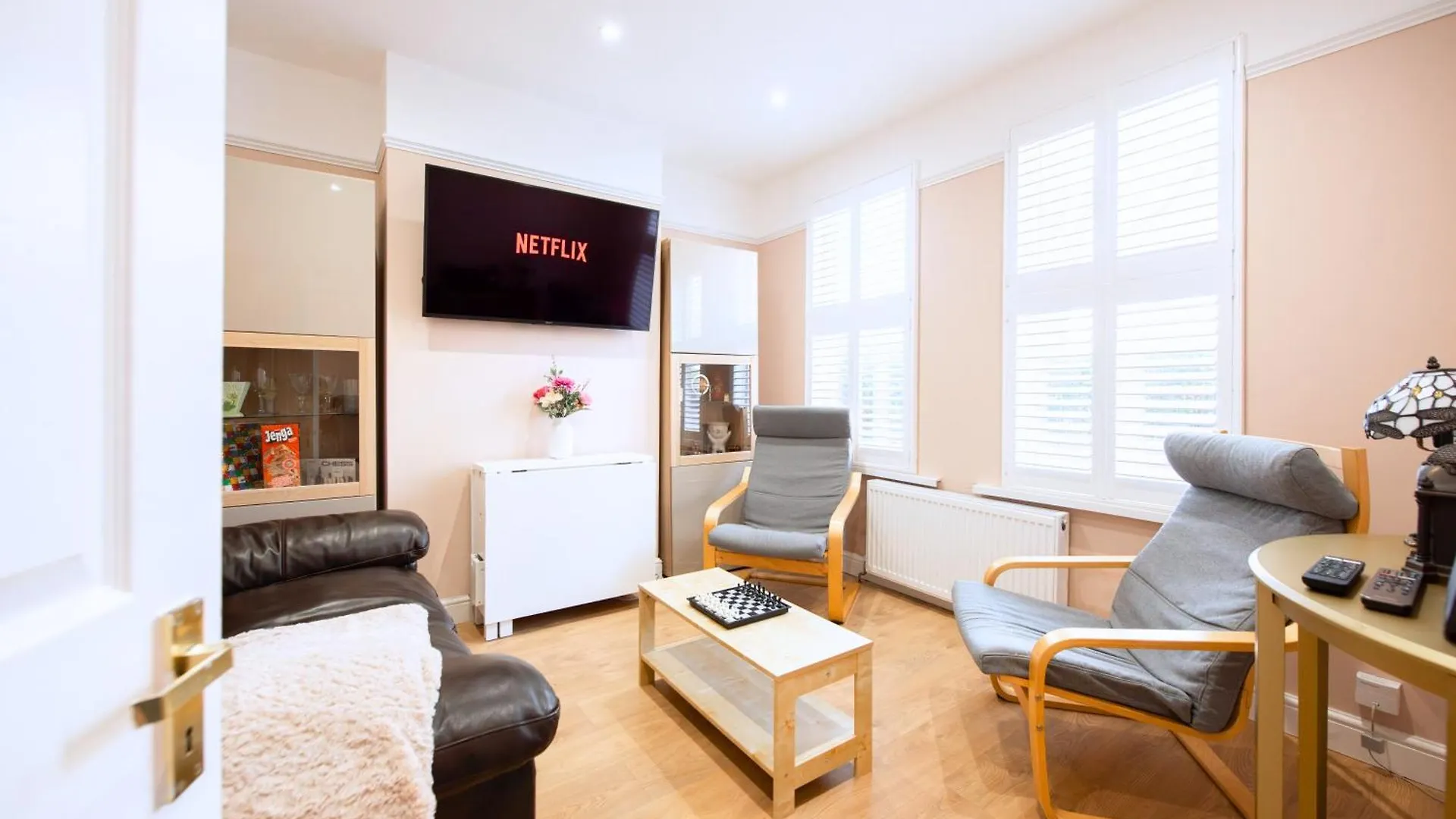 Victorian 2Br Apartment, King Beds, Fast Wifi, Near Shops, Cafes & Transport, E17 London Apartment